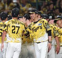 　伊藤将（２７）と勝利のタッチを交わす藤川監督（撮影・北村雅宏）