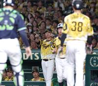 　５回、三走・小幡（３８）のタッチアウト判定に、リクエストする藤川監督（中央）＝撮影・北村雅宏