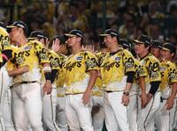 　チームの勝利を喜ぶ藤川監督（中央右）＝撮影・北村雅宏