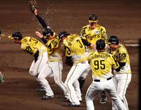 　ヘルナンデスから手荒く祝福される森下（右）＝撮影・山口登