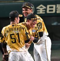 　ヘルナンデスから手荒い祝福を受ける森下（撮影・飯室逸平）