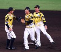 　試合終了し喜ぶ森下（中央）＝撮影・山口登