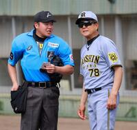 　６回、投手交代を告げる平田２軍監督（右）＝撮影・石湯恒介