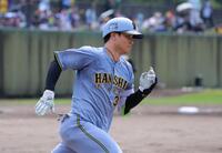 　３回、走者一掃の二塁打を放つ栄枝（撮影・石湯恒介）