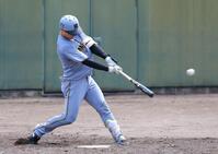 　３回、走者一掃の二塁打を放つ栄枝（撮影・石湯恒介）