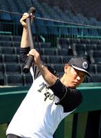 　打撃練習の準備をする原口（撮影・山口登）