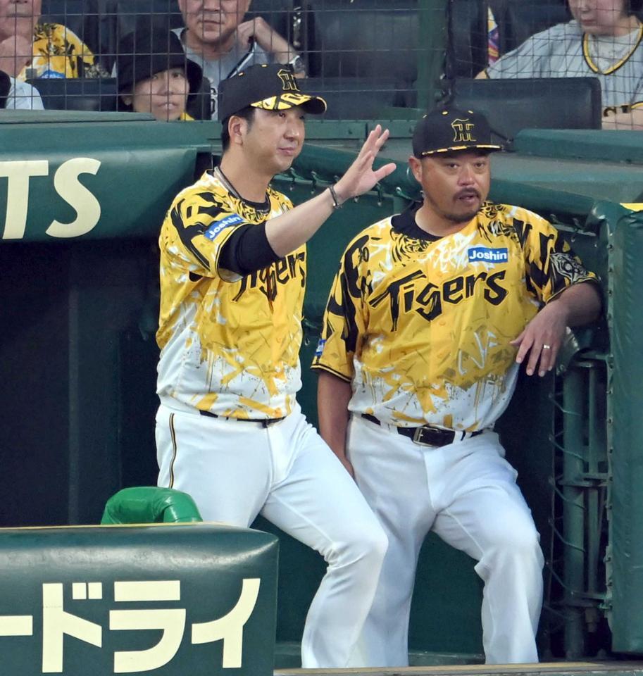 　４回終了後、選手交代を告げにベンチを出る藤川監督（左）（撮影・飯室逸平）