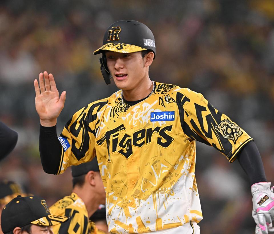 　８回、坂本の適時三塁打で生還した小幡（撮影・西田忠信）