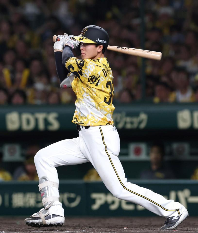 　８回、適時二塁打を放つ小幡（撮影・北村雅宏）