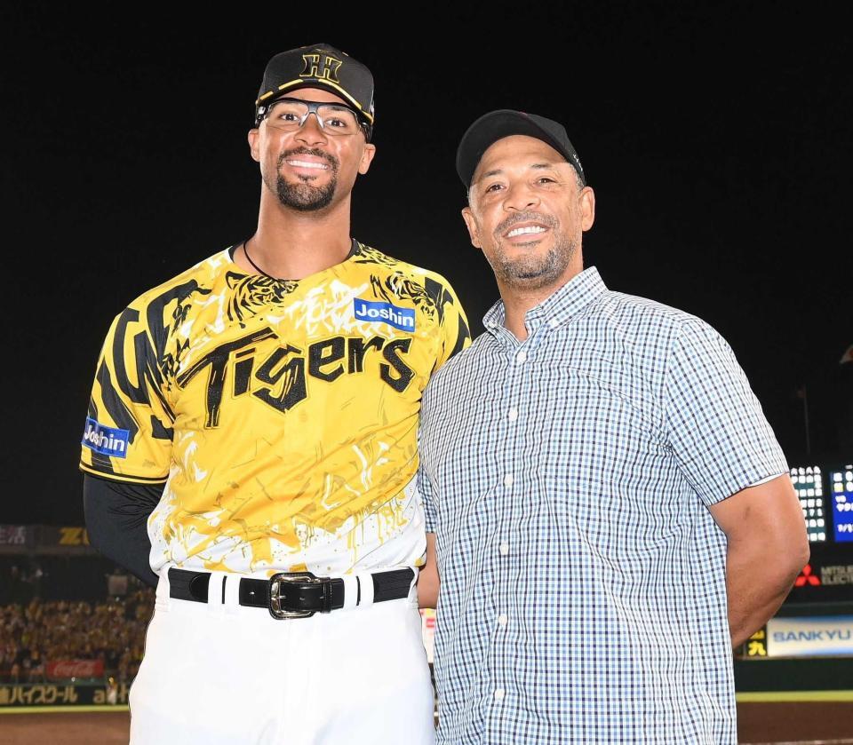 　試合後に父と記念撮影するデュプランティエ（撮影・西田忠信）