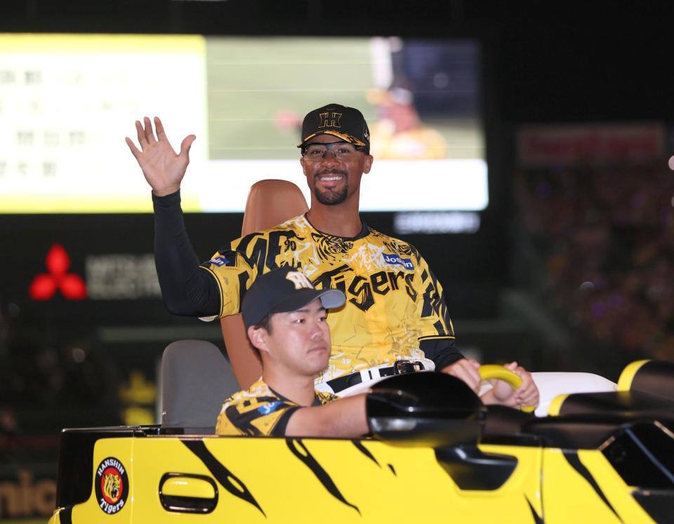 　勝利を挙げ、ファンの声援に応えるデュプランティエ（撮影・北村雅宏）