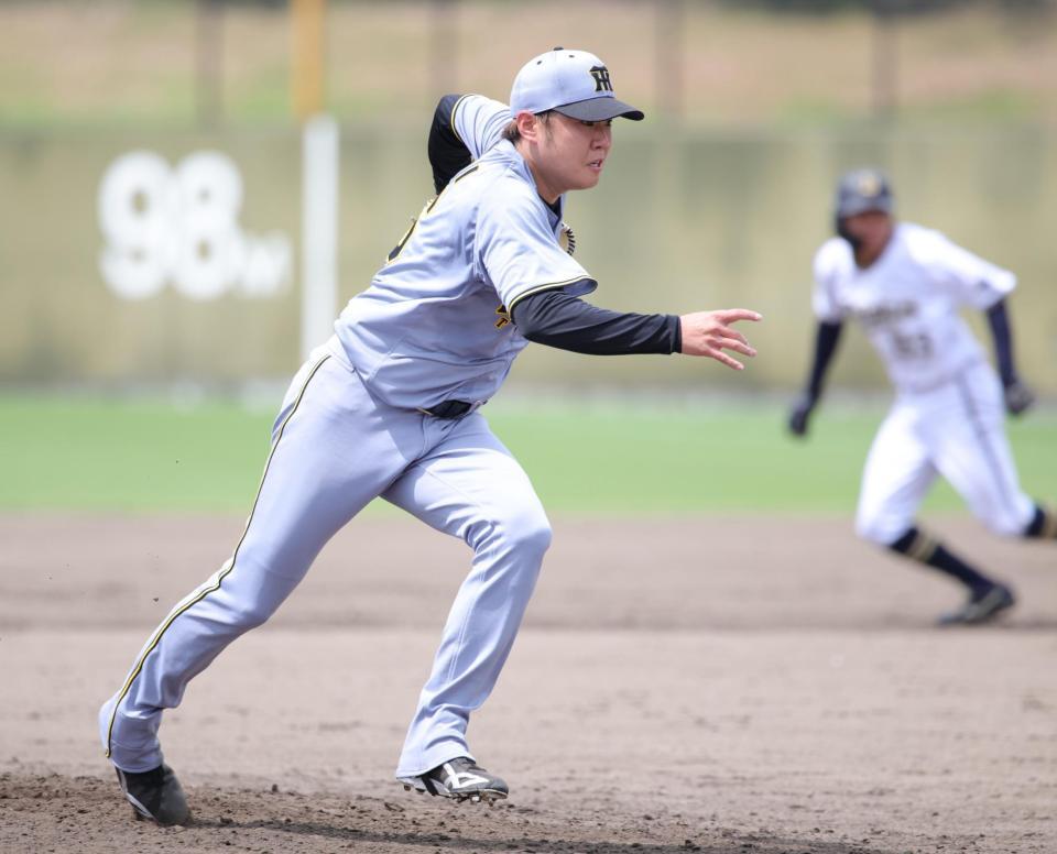 　４回、茶野のバントを処理するため、マウンドを駆け下りる西勇（撮影・坂部計介）