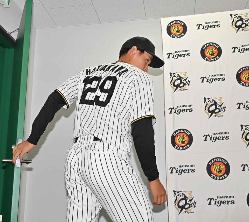 　会見場に入る早川（撮影・西田忠信）