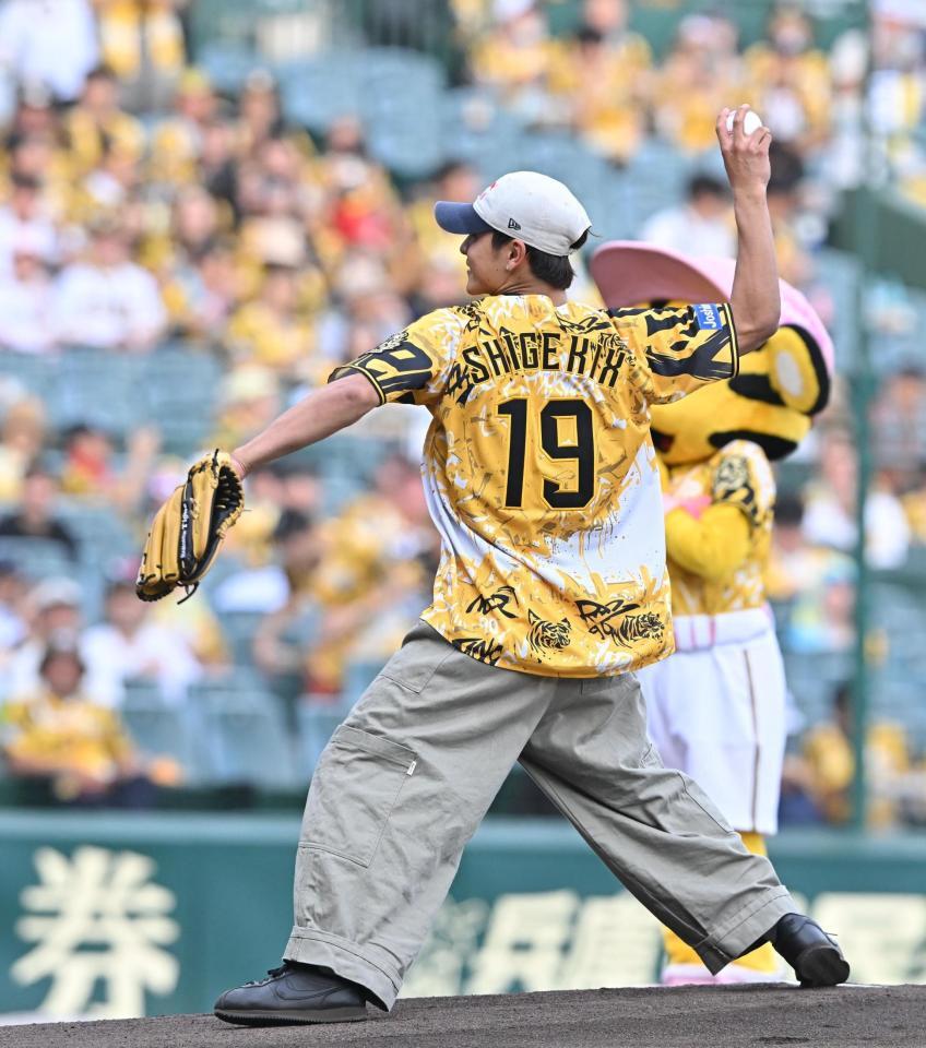 　ファーストピッチセレモニーを務めるＳｈｉｇｅｋｉｘ（撮影・西田忠信）