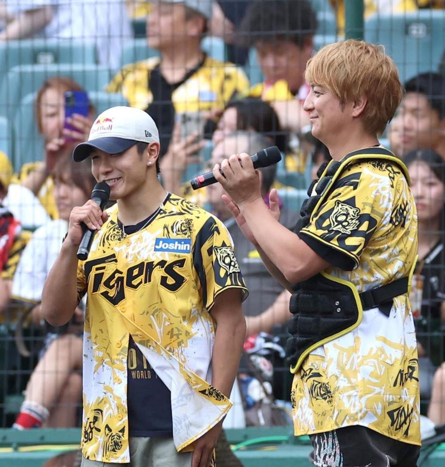 　ファーストピッチセレモニーを終え、マイクを握るＳｈｉｇｅｋｉｘ（左）と上地雄輔（撮影・北村雅宏）