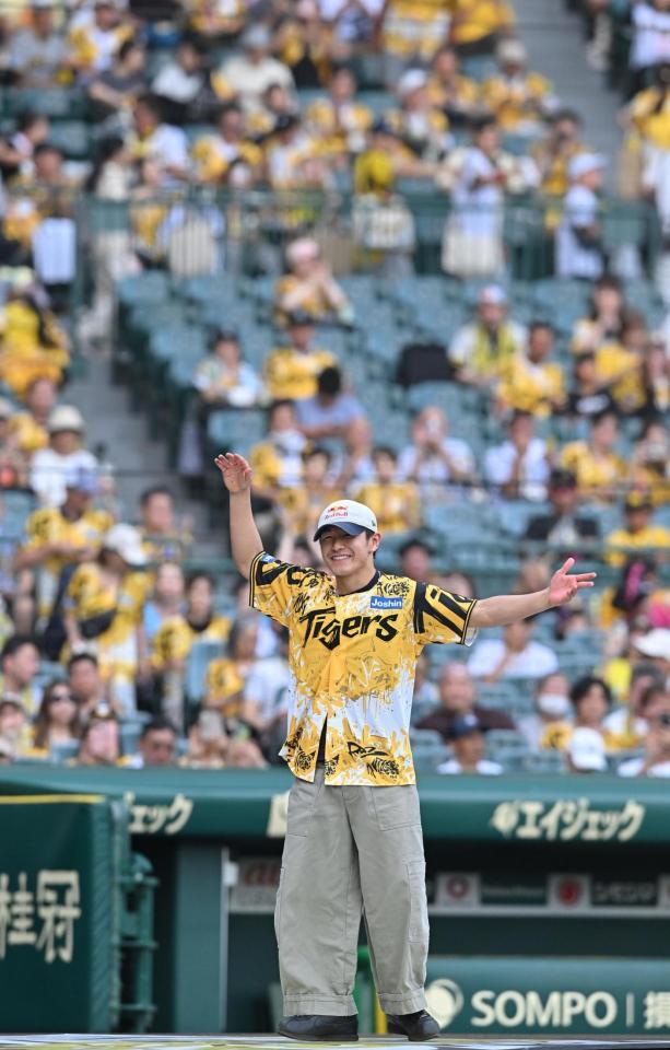 　試合前にパフォーマンスするＳｈｉｇｅｋｉｘ（撮影・西田忠信）