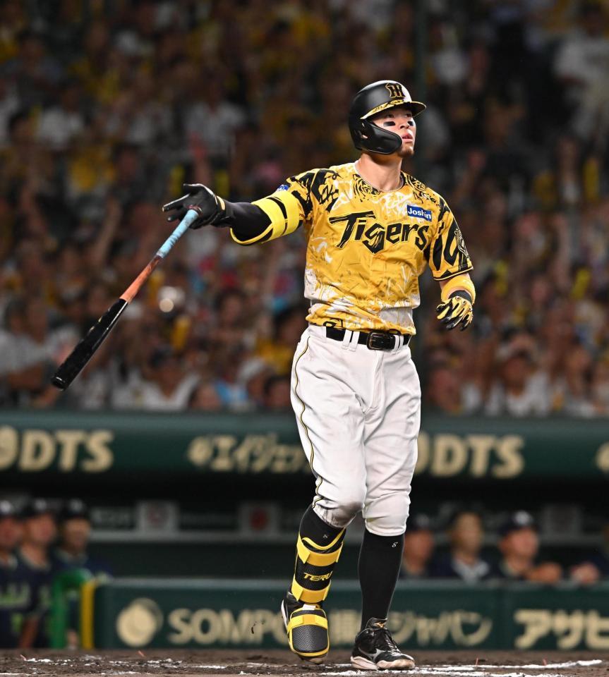 　６回、先制２ランを放つ佐藤輝（撮影・西田忠信）