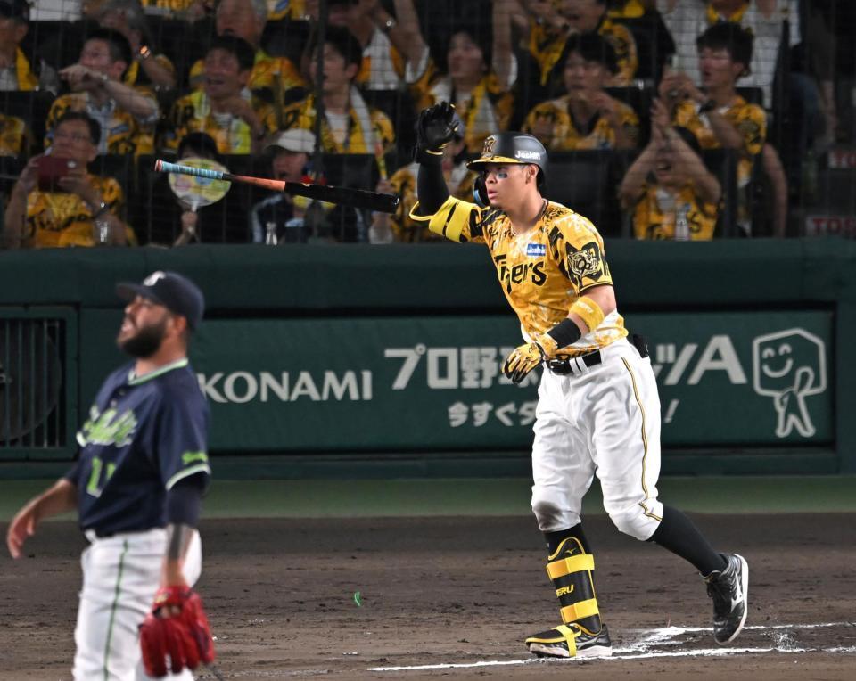 　６回、先制の２４号２ランを放つ佐藤輝（撮影・飯室逸平）