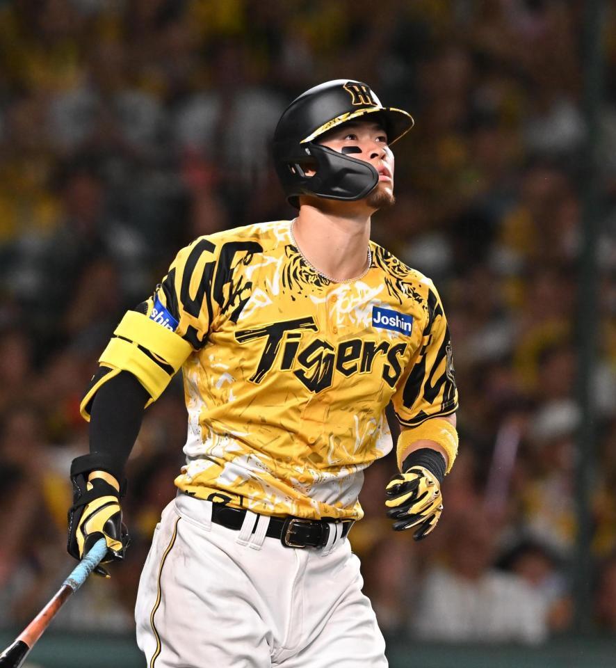 　６回無死二塁、先制２ランを放つ佐藤輝（撮影・西田忠信）