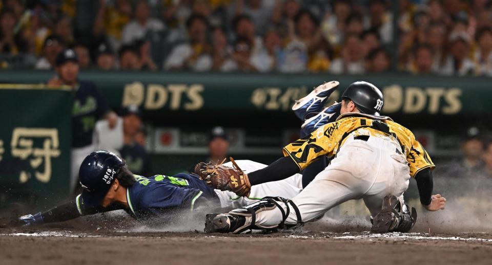 　９回、本塁を狙う武岡（左）をタッチアウトにする坂本（撮影・西田忠信）