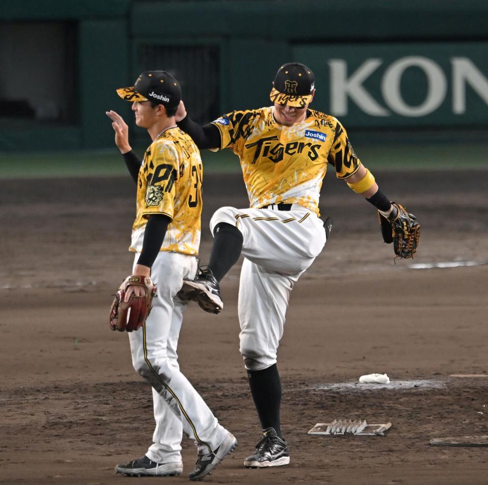 　小幡をイジる？佐藤輝（撮影・飯室逸平）