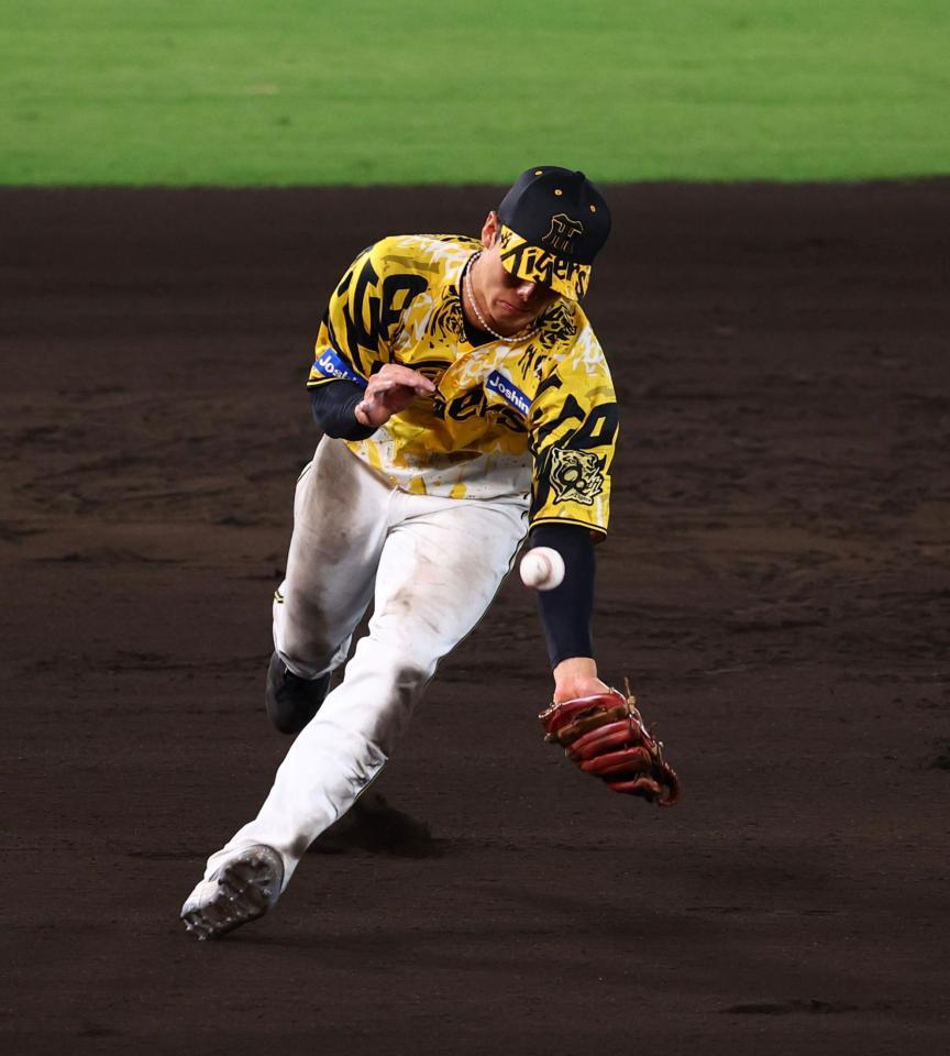 　９回、小幡はオスナの打球をファンブルする（撮影・山口登）