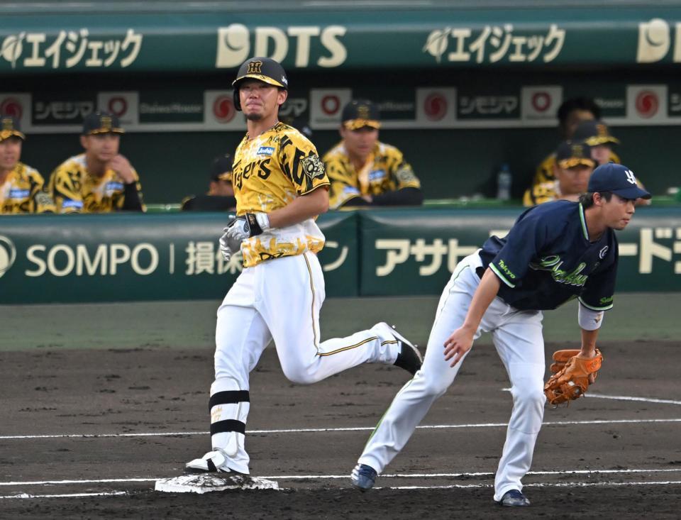 　３回、送りバントをするも併殺打に倒れる伊藤将（撮影・飯室逸平）