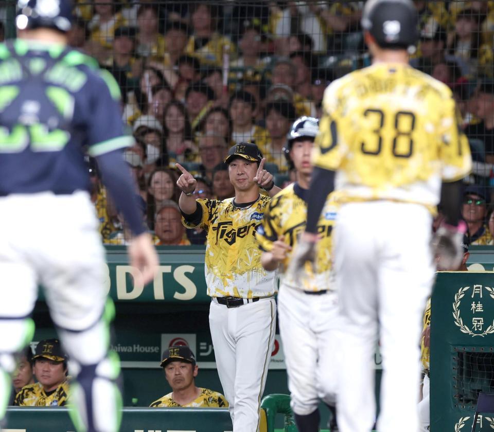 　５回、三走・小幡（３８）のタッチアウト判定に、リクエストする藤川監督（中央）＝撮影・北村雅宏