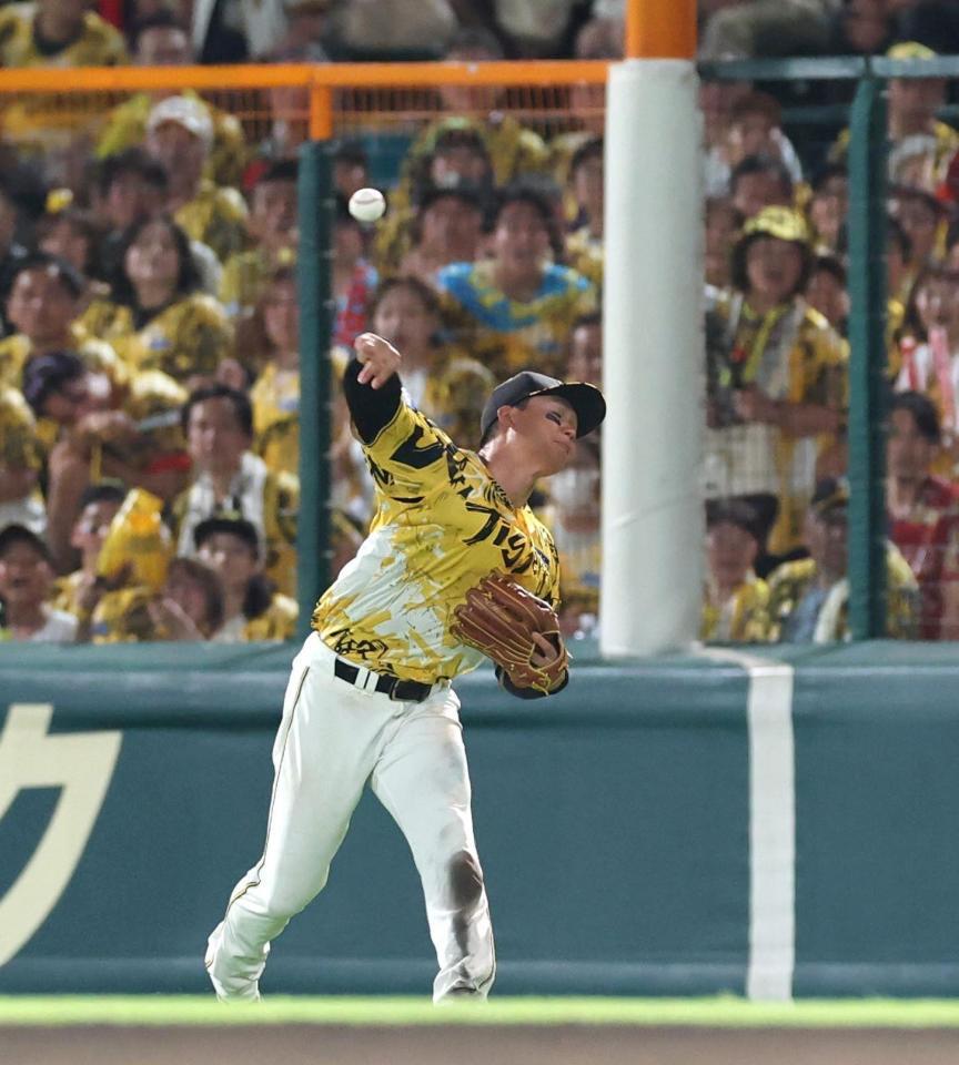 　９回、増田のフライを処理し、本塁へ送球して武岡を補殺する森下（撮影・北村雅宏）