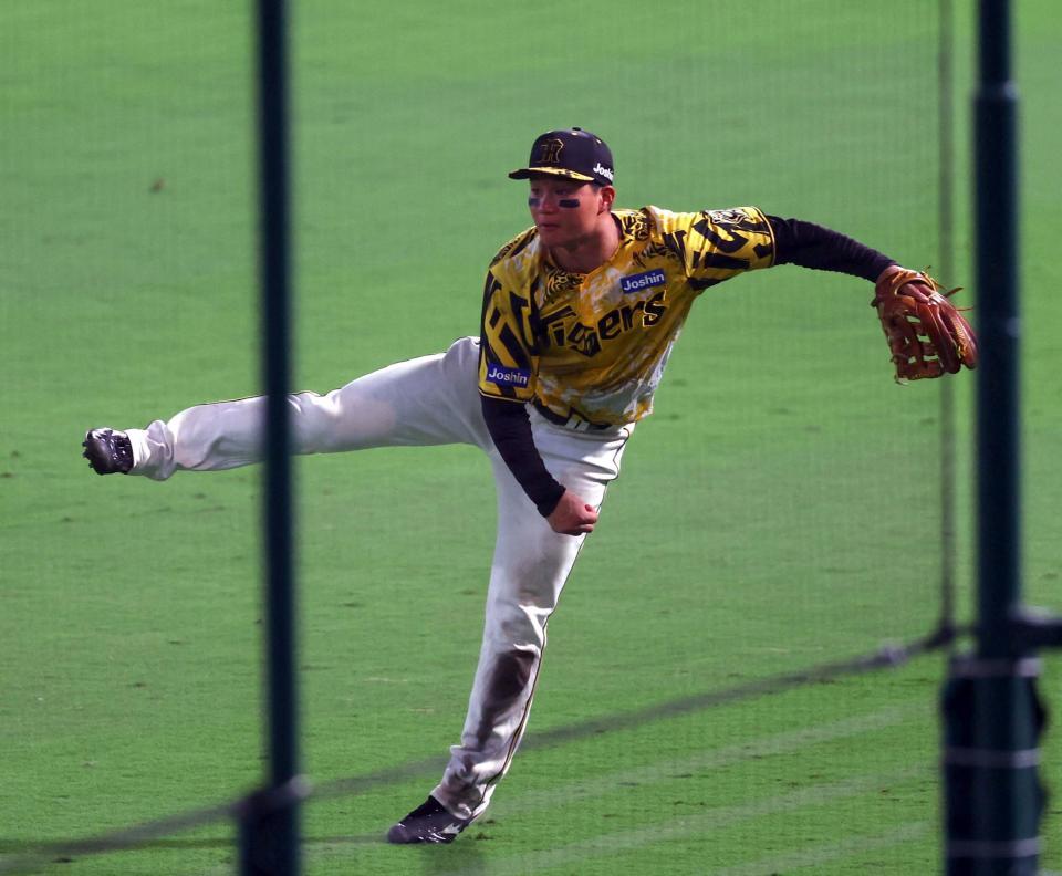 　９回、森下は増田の飛球を捕球し、本塁に送球し三走の武岡をアウトにする（撮影・山口登）