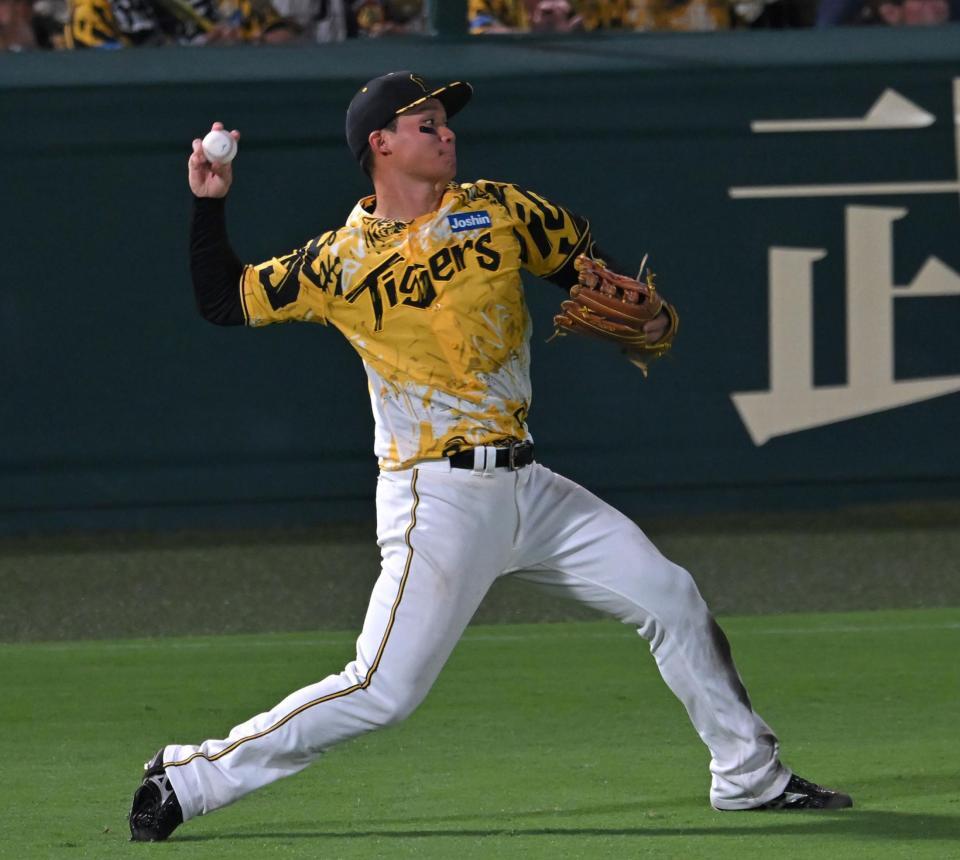 　９回、同点のランナーを捕殺する森下（撮影・飯室逸平）