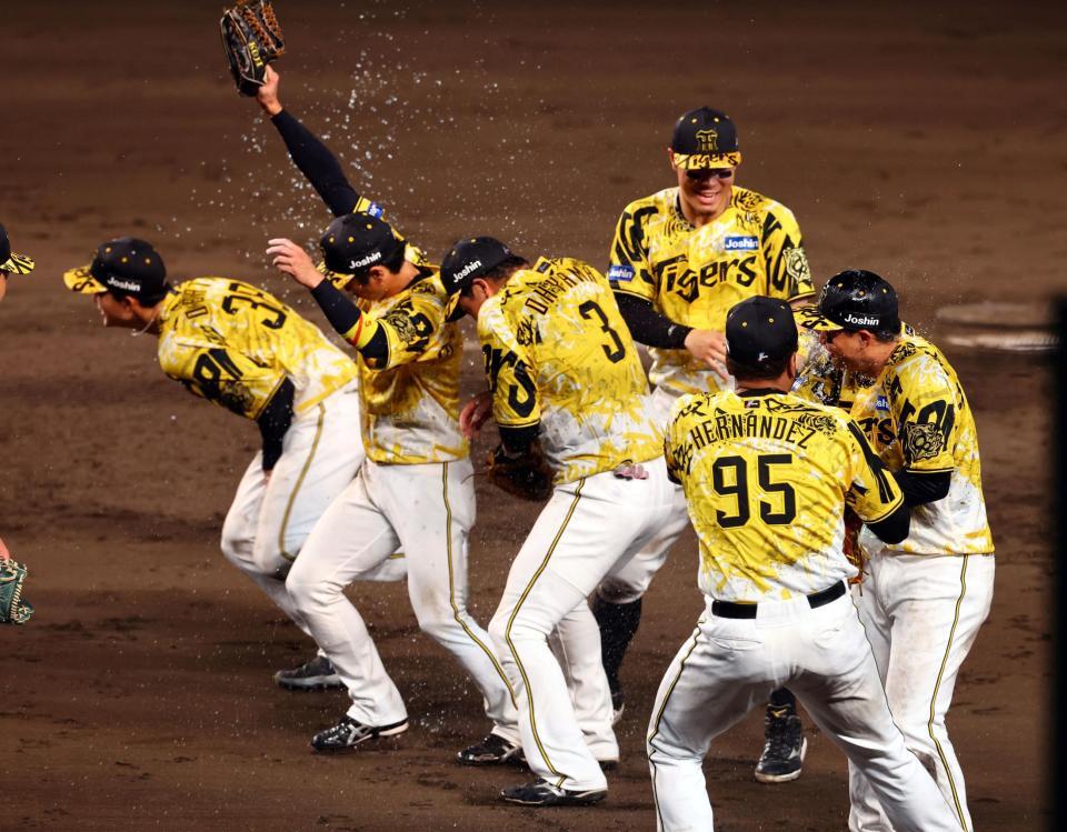 　ヘルナンデスから手荒く祝福される森下（右）＝撮影・山口登