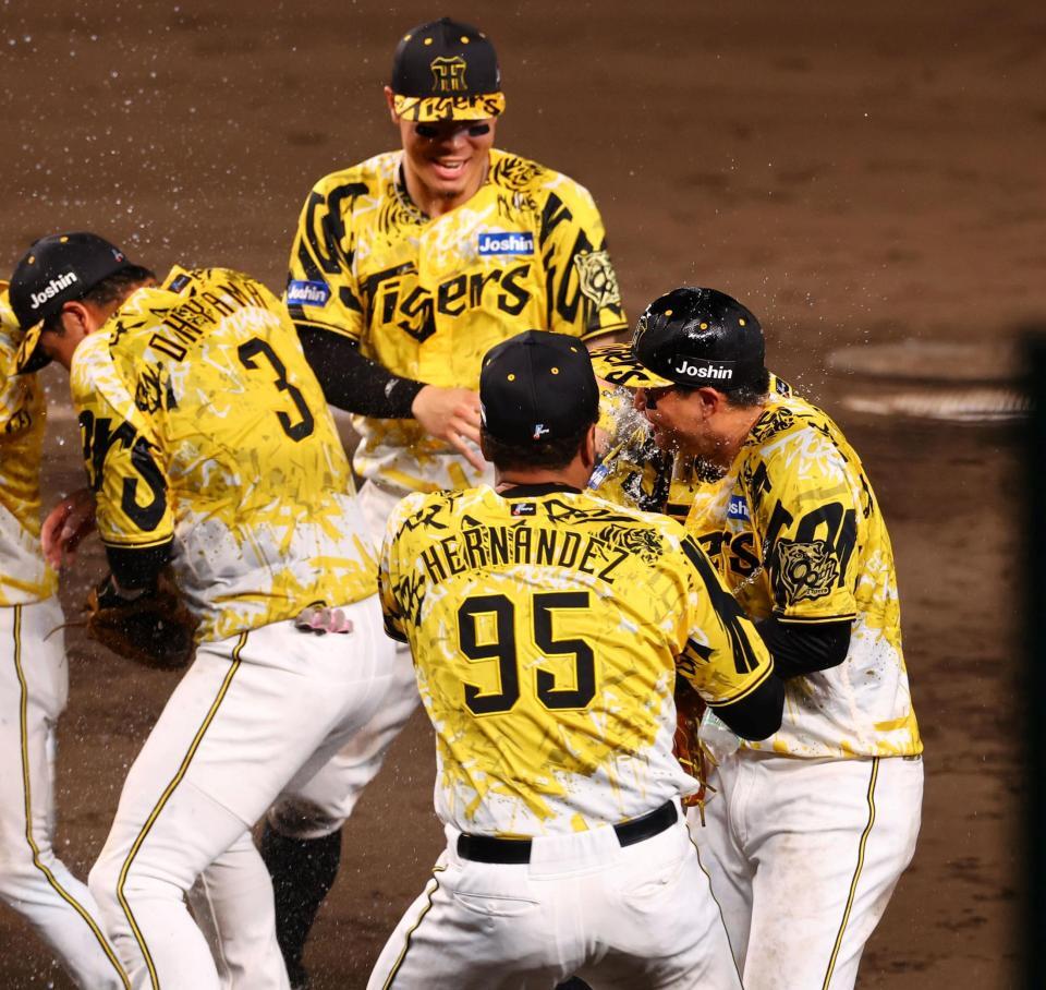 　ヘルナンデスから手荒く祝福される森下（右）＝撮影・山口登