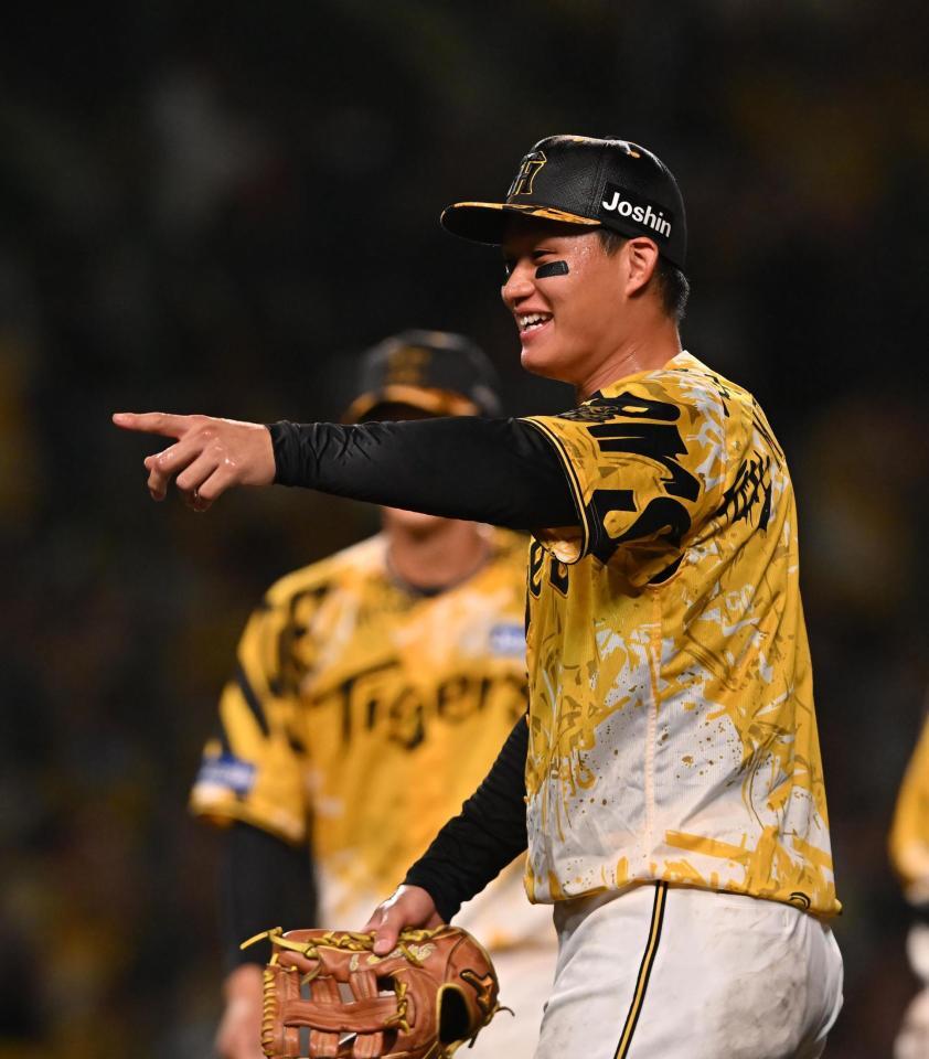 　９回に好守備を見せた森下は勝利に笑顔を見せる（撮影・西田忠信）