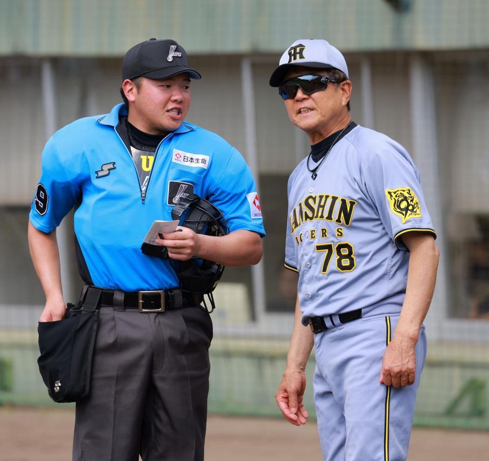 　６回、投手交代を告げる平田２軍監督（右）＝撮影・石湯恒介