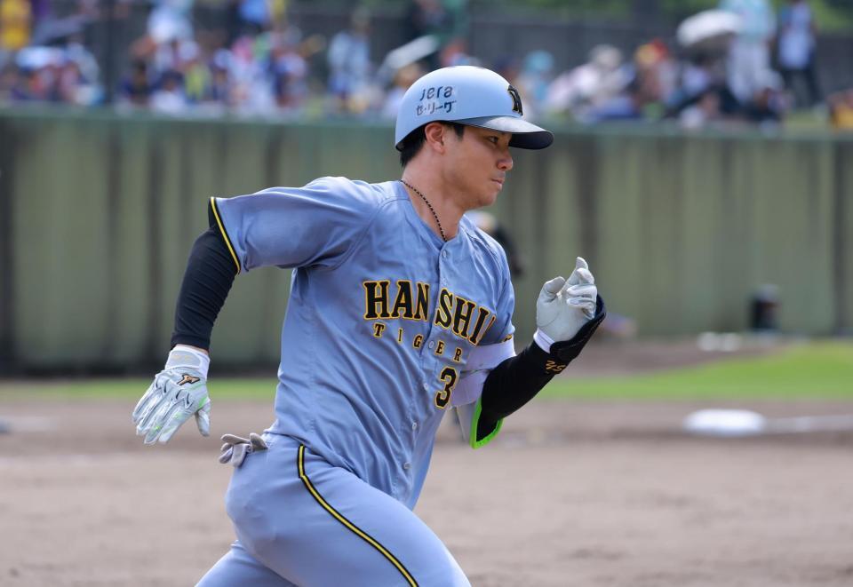 　３回、走者一掃の二塁打を放つ栄枝（撮影・石湯恒介）