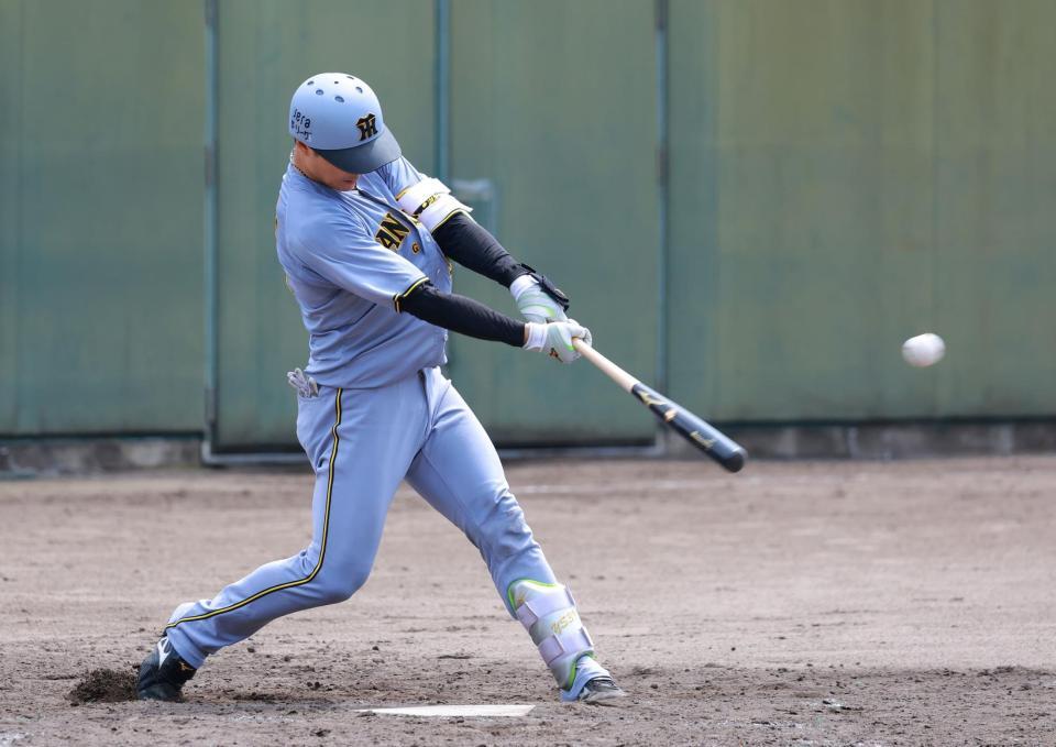 　３回、走者一掃の二塁打を放つ栄枝（撮影・石湯恒介）