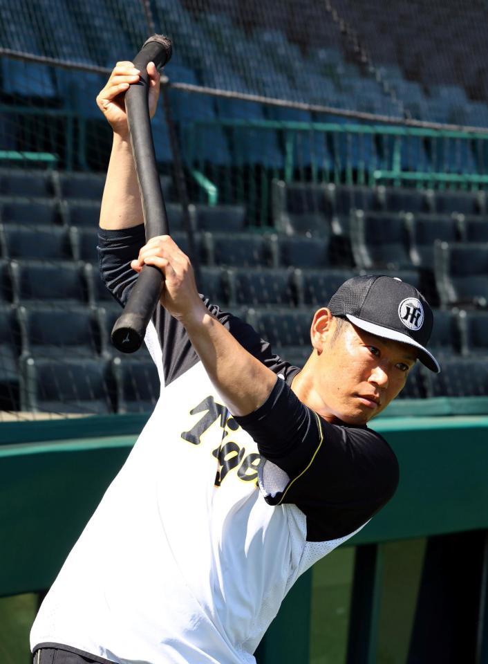 　打撃練習の準備をする原口（撮影・山口登）