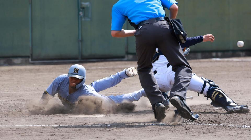 　５回、井坪の中前打で生還するアルナエス（撮影・石湯恒介）