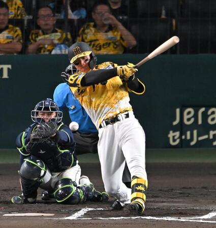 　６回、中前打を放つ森下（撮影・飯室逸平）