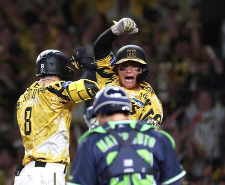 　６回、先制２ランを放った佐藤輝（左）を迎える森下（撮影・北村雅宏）