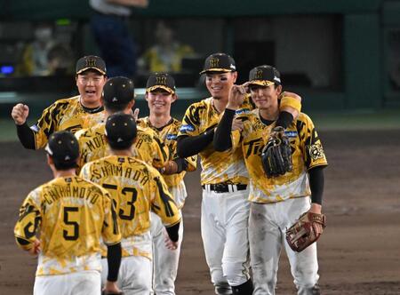 　勝利に沸く佐藤輝ら阪神ナイン