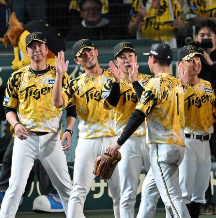 　笑顔でナインを迎える（左から）藤川監督、伊藤将、石井ら（撮影・飯室逸平）