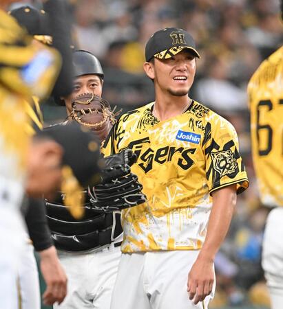 　４回を投げ終え、坂本（左）とベンチに戻る伊藤将（撮影・西田忠信）