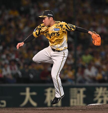 ８回から２番手で登板する石井（撮影・西田忠信）