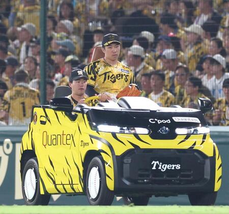 　８回、リリーフカーでマウンドへ向かう石井（撮影・北村雅宏）