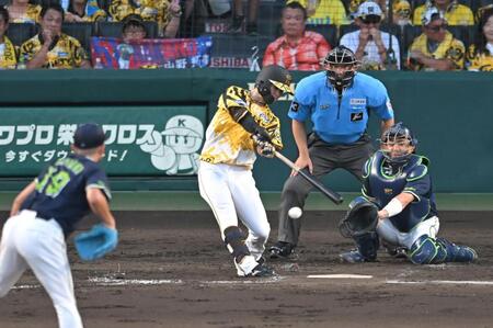 　４回、右前打を放つ中野（撮影・飯室逸平）