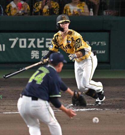 　９回、投手強襲の内野安打を放つ中野（撮影・飯室逸平）