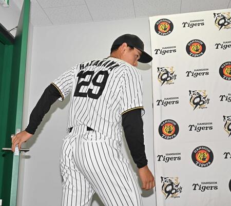 　会見場に入る早川（撮影・西田忠信）