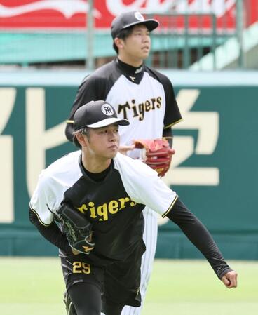 　才木（奥）らとキャッチボールをする高橋（撮影・田中太一）